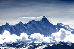 巍峨雪山壮丽景观