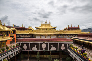 藏式寺庙壮观金顶建筑