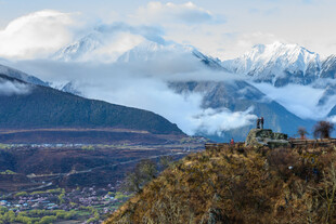 雪山下的壮美山间景色