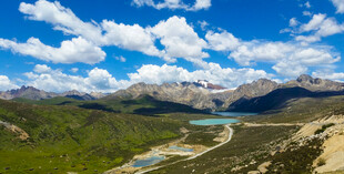 壮丽山谷间的湖光山色