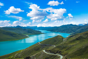 高山蓝湖间的蜿蜒公路