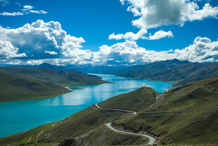 高原蓝湖与蜿蜒山路美景