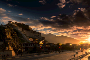 夕阳下的壮美古城景观