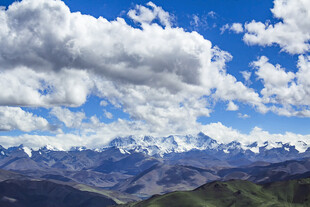 壮丽雪山蓝天白云景观