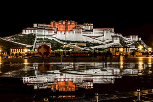 夜晚璀璨建筑及其水中倒影