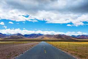 旷野公路通往天际的风景