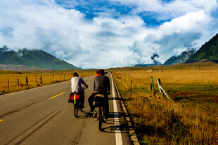 公路骑行畅享户外美景