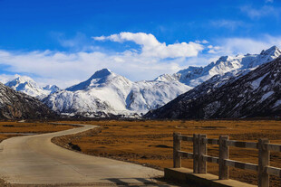 蜿蜒公路旁的壮丽雪山