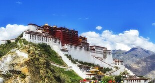 雄伟布达拉宫屹立山间