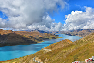 壮美蓝湖与山峦风景