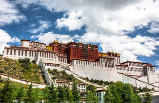 壮丽布达拉宫蓝天白云下