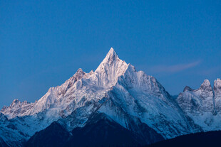 巍峨雪山壮丽景致