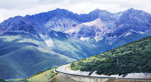 山间公路蜿蜒于壮丽山脉