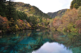 秋日幽潭山林碧水相依