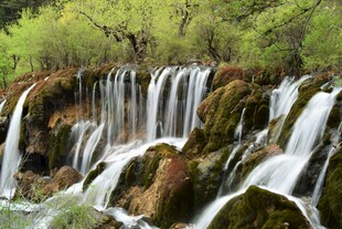 山间瀑布美景