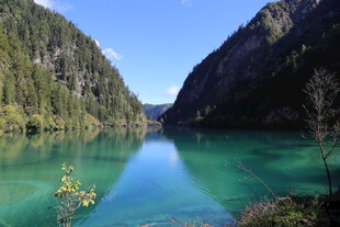 碧绿湖水映两岸青山