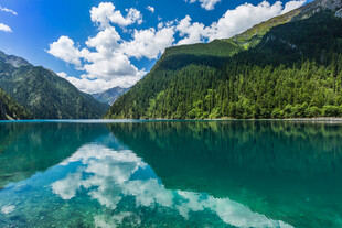 高山碧湖美景