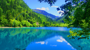 梦幻蓝湖青山环绕美景