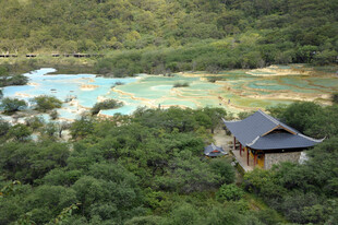 山林间的多彩湖泊与小屋