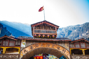 山间特色建筑拱门景观