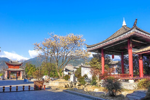 中式亭台与远山美景