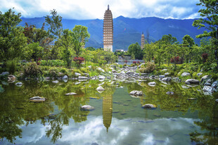 湖畔古塔映景山水秀丽
