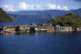 湖畔小镇美景