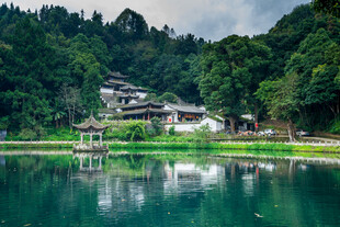 湖畔古村青山绿水相映