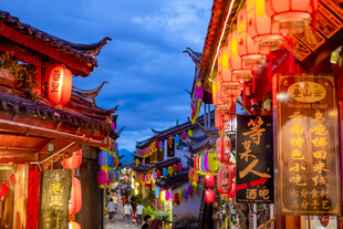 古街夜景中式建筑挂彩灯