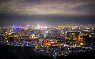 城市璀璨夜景俯瞰图
