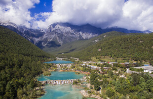 山间秀丽湖泊美景