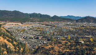 俯瞰山间城镇美景