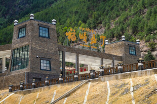 山间独特建筑景致迷人