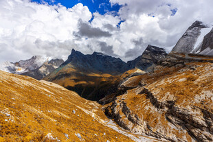 壮丽高山云海景观