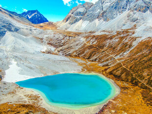 高山蓝湖壮丽自然景观