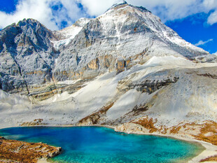 雪山下的蓝湖美景