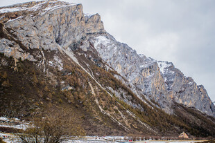 雪覆山峦壮丽自然景观