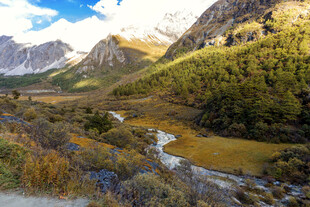 山间河谷秋日美景
