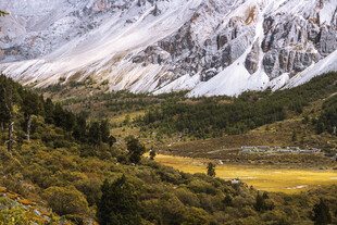 雪山下的多彩山谷风光