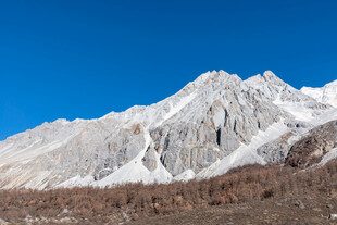 巍峨雪山壮丽景致