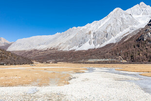 雪山下的开阔旷野风光
