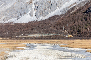 雪山下的开阔原野景观