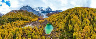 秋日山间的翡翠湖泊美景