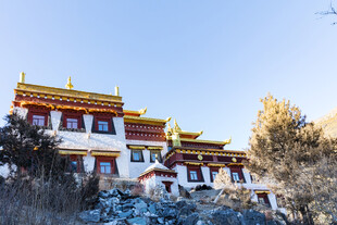 藏式寺庙建筑蓝天雪景相伴