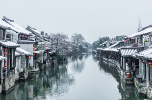 江南水乡雪景古巷风貌
