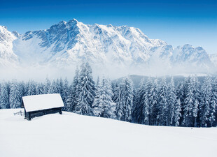 雪野长椅与远处雪山美景