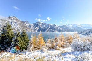 雪山湖畔的冬日美景