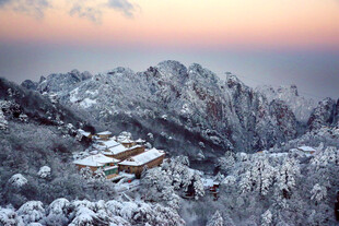 雪覆山峦中的古朴建筑