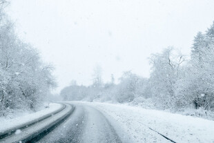 冬日雪景中的蜿蜒公路
