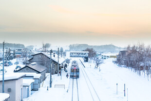 冬日雪景中的行驶列车